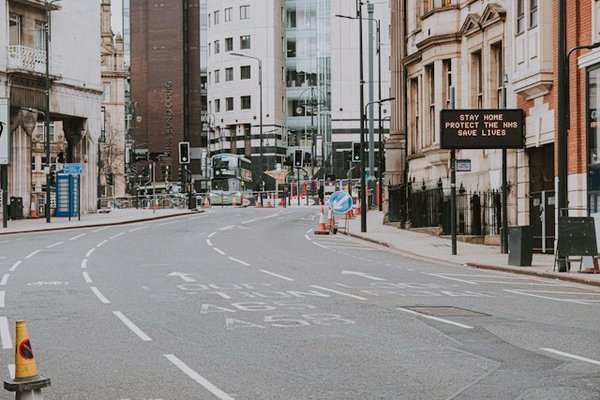 Quelles sont les stratégies efficaces pour prévenir l'isolement social tout en travaillant à distance pendant la crise sanitaire ?